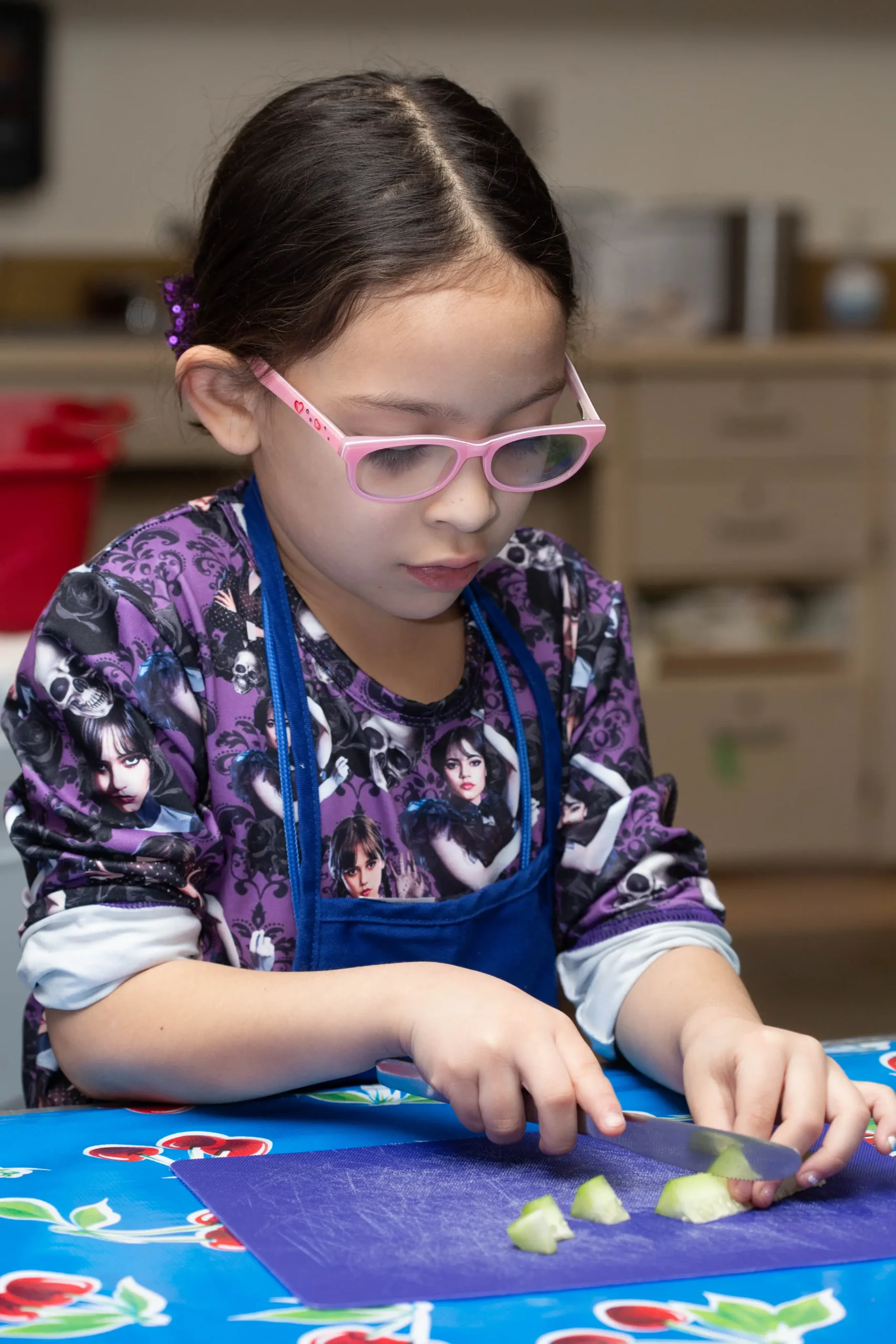 Young kids can practice cutting softer vegetables,
like cucumbers or zucchini, with a butter knife.