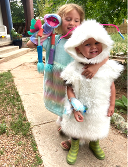 A mom and daughter have fun dressing as a forest fairy and a<br />
mermaid at the SF Renaissance Faire.