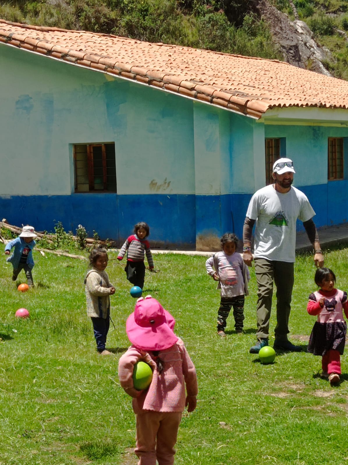 A small community school outside Calca in the scared valley in January 2025. Starting<br />
to donate food as well this year.